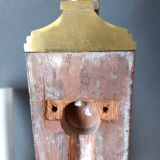 Wall lamp in the shape of a 1940 quiver with three arms, gilded brass and solid mahogany.