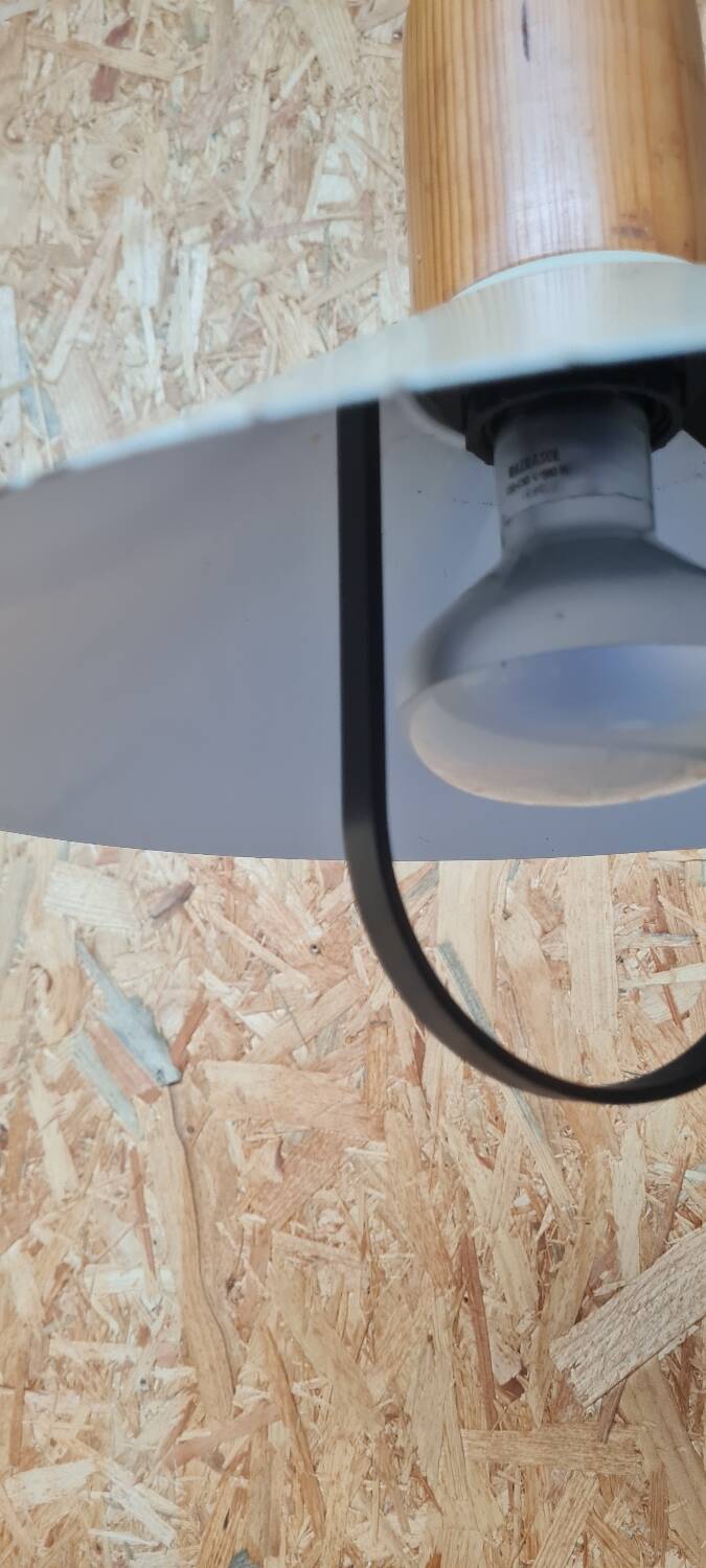 Suspension in beige enameled sheet metal