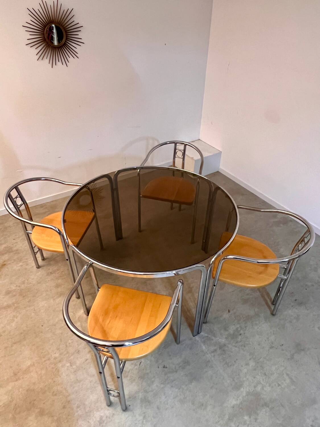 Table ronde vintage tubulaire en métal et verre fumé design année 70