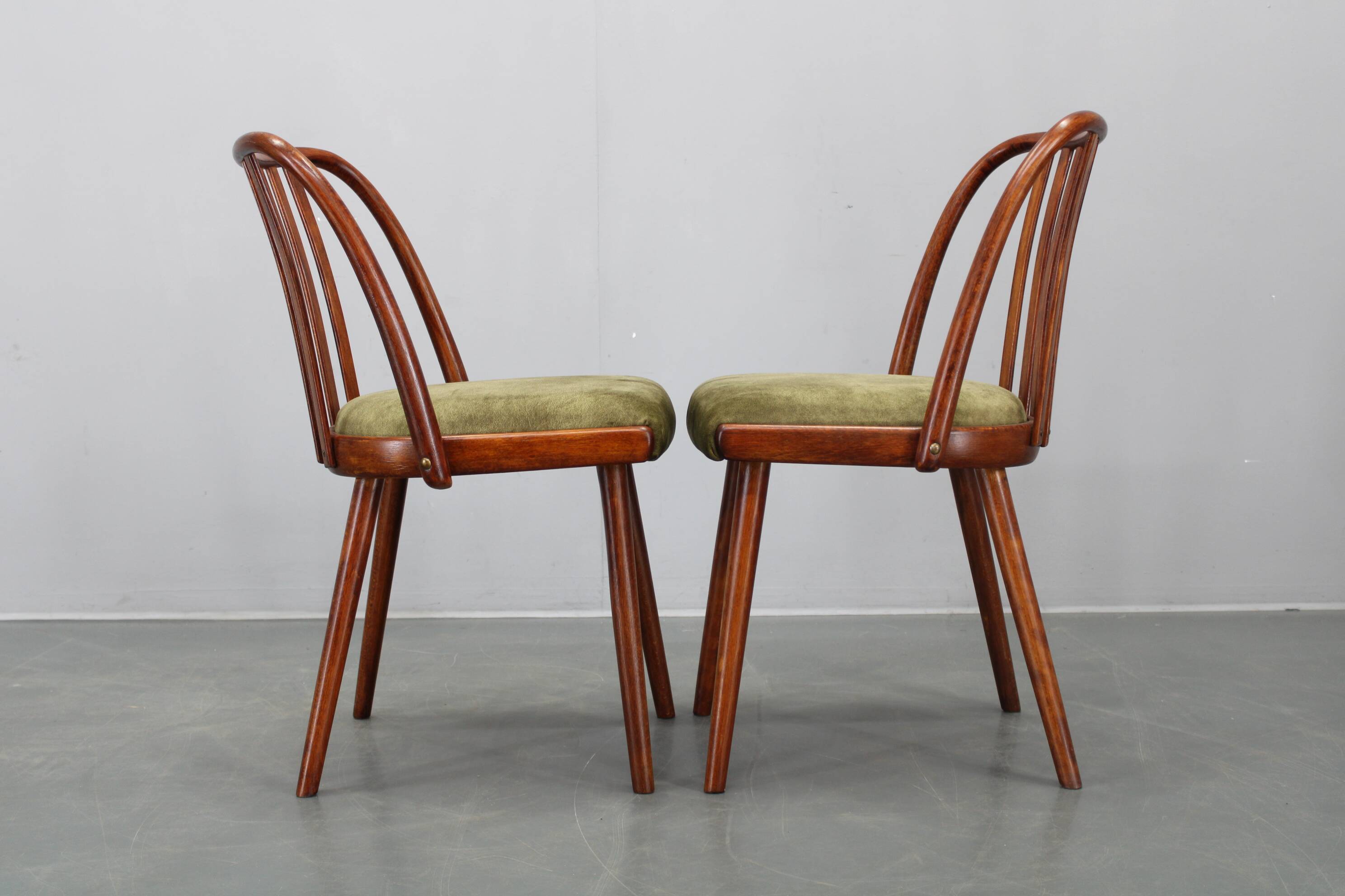 Ensemble de quatre chaises de salle à manger Šuman en hêtre, style milieu du siècle, datant des années 1960, avec revêtement restauré.