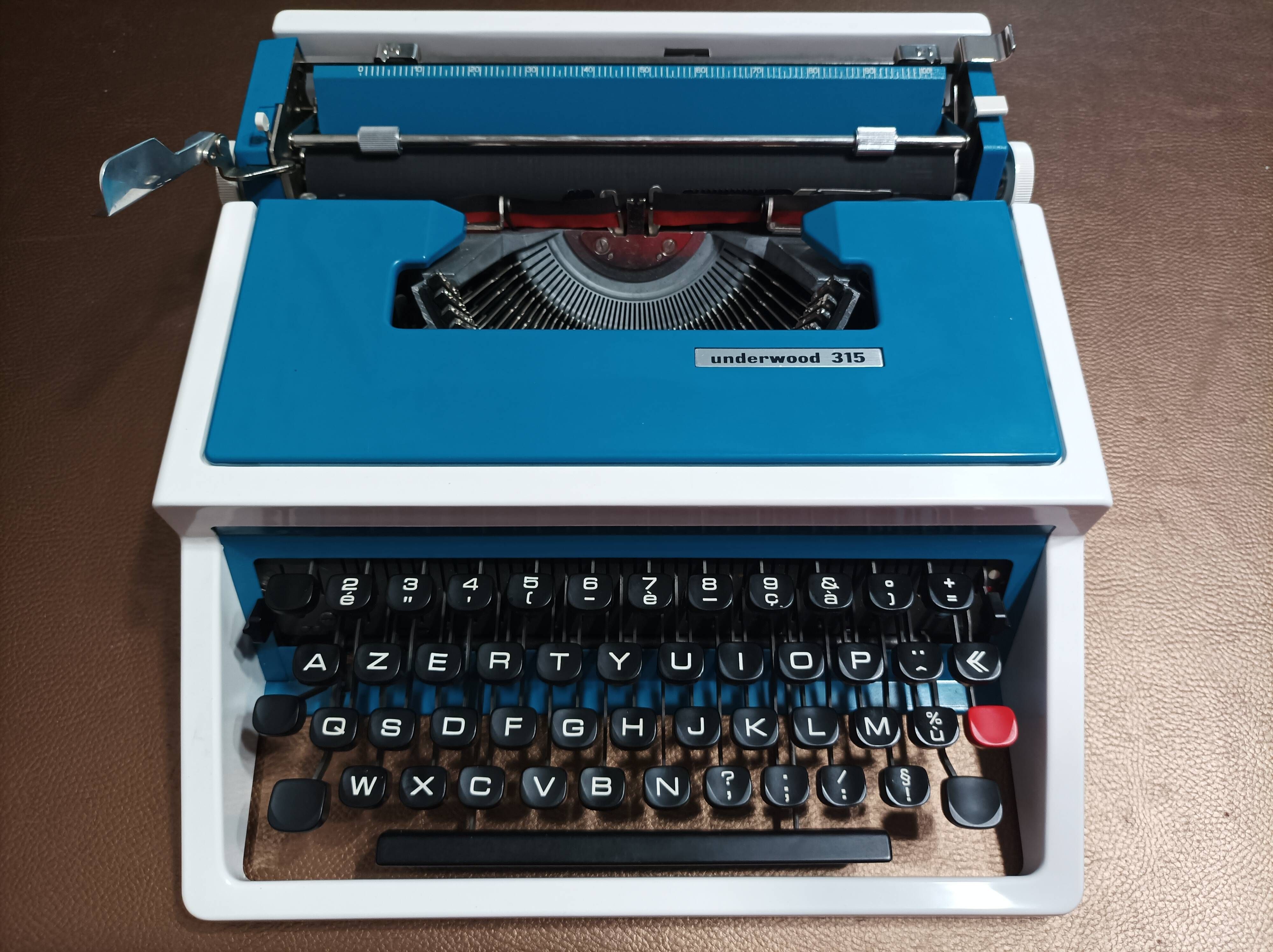 Underwood 315 portable blue typewriter with carrying case Like NEW