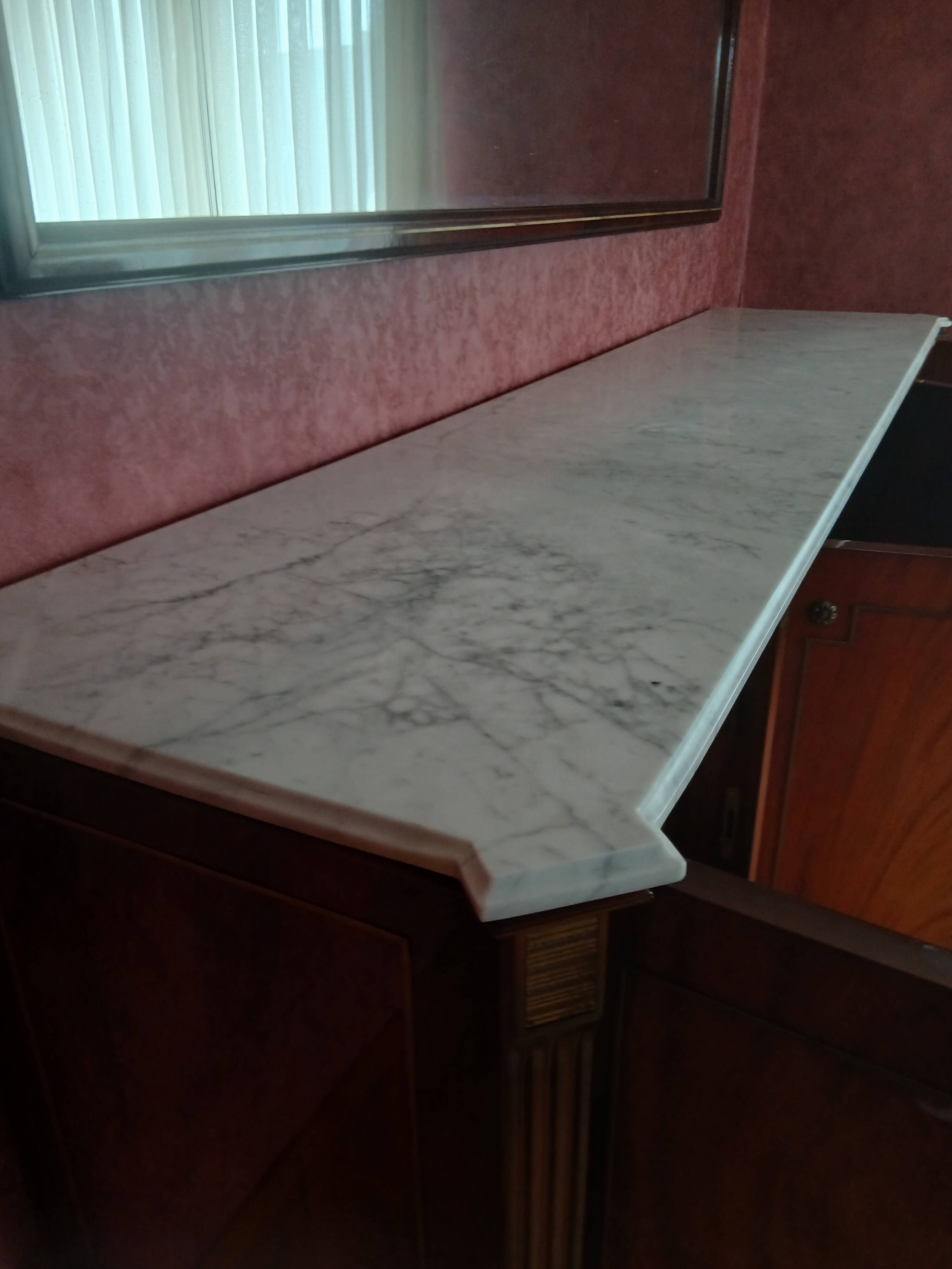 Meuble enfilade 4 portes style Louis XVI en Acajou avec plaque de marbre