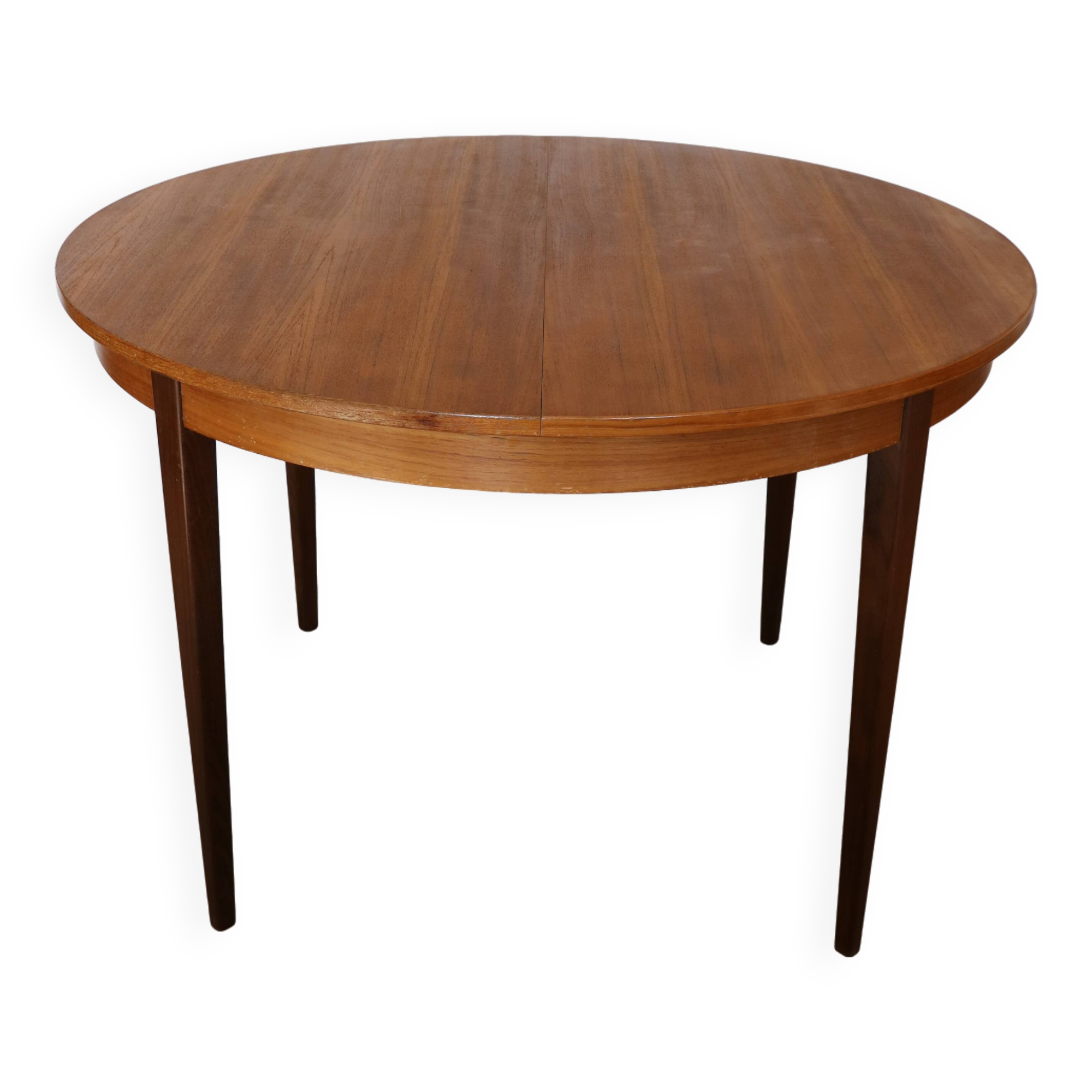 Extendable round table with butterfly extension system