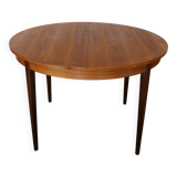 Extendable round table with butterfly extension system