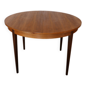 Extendable round table with butterfly extension system