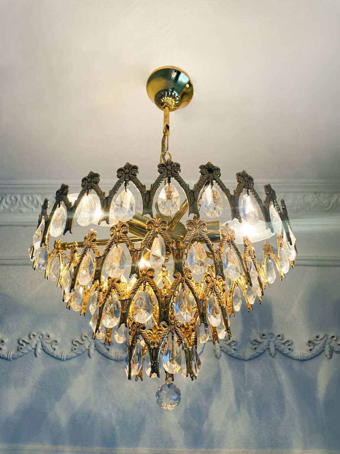 Lustre vintage en laiton doré avec des pampilles en cristal.