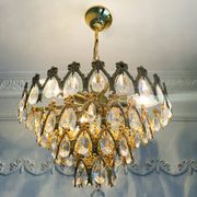 Lustre vintage en laiton doré avec des pampilles en cristal.