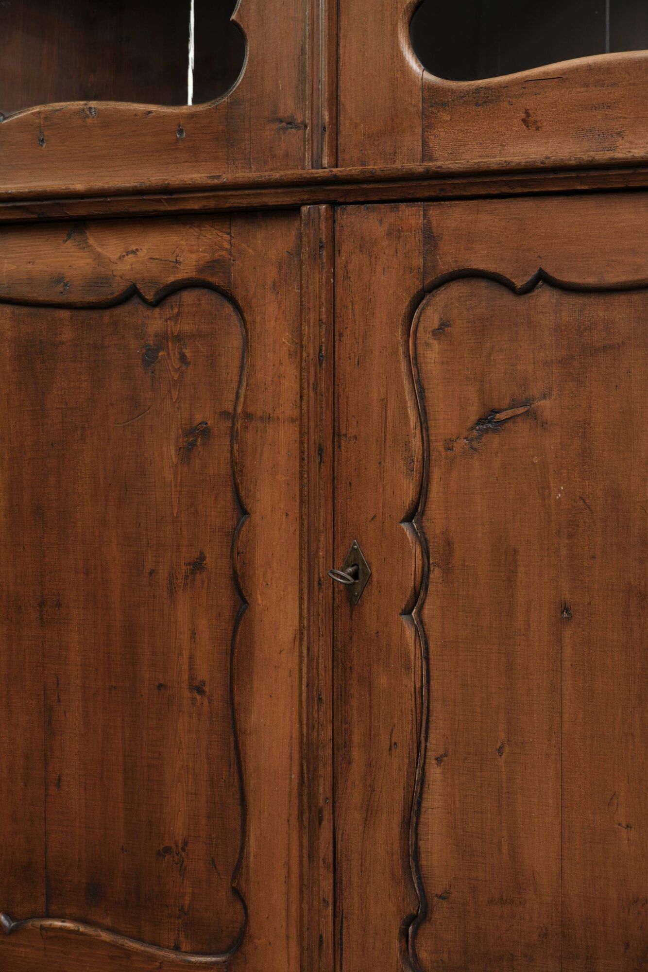 Practical old pine Dutch corner cabinet with nice details and patina