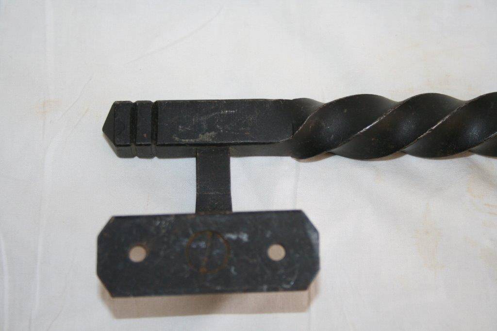 TORSADE iron offset marshal's baton door handle