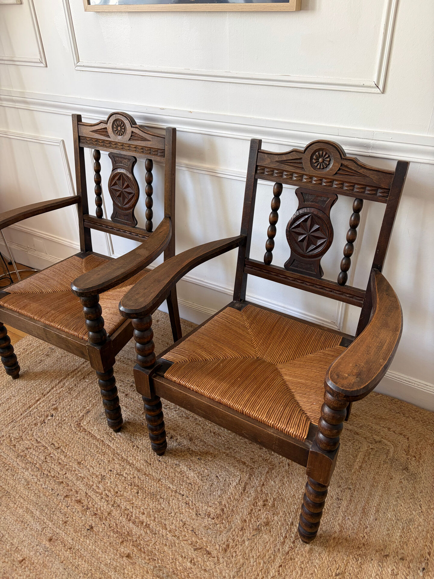 Paire de fauteuils rustiques bois et paille 