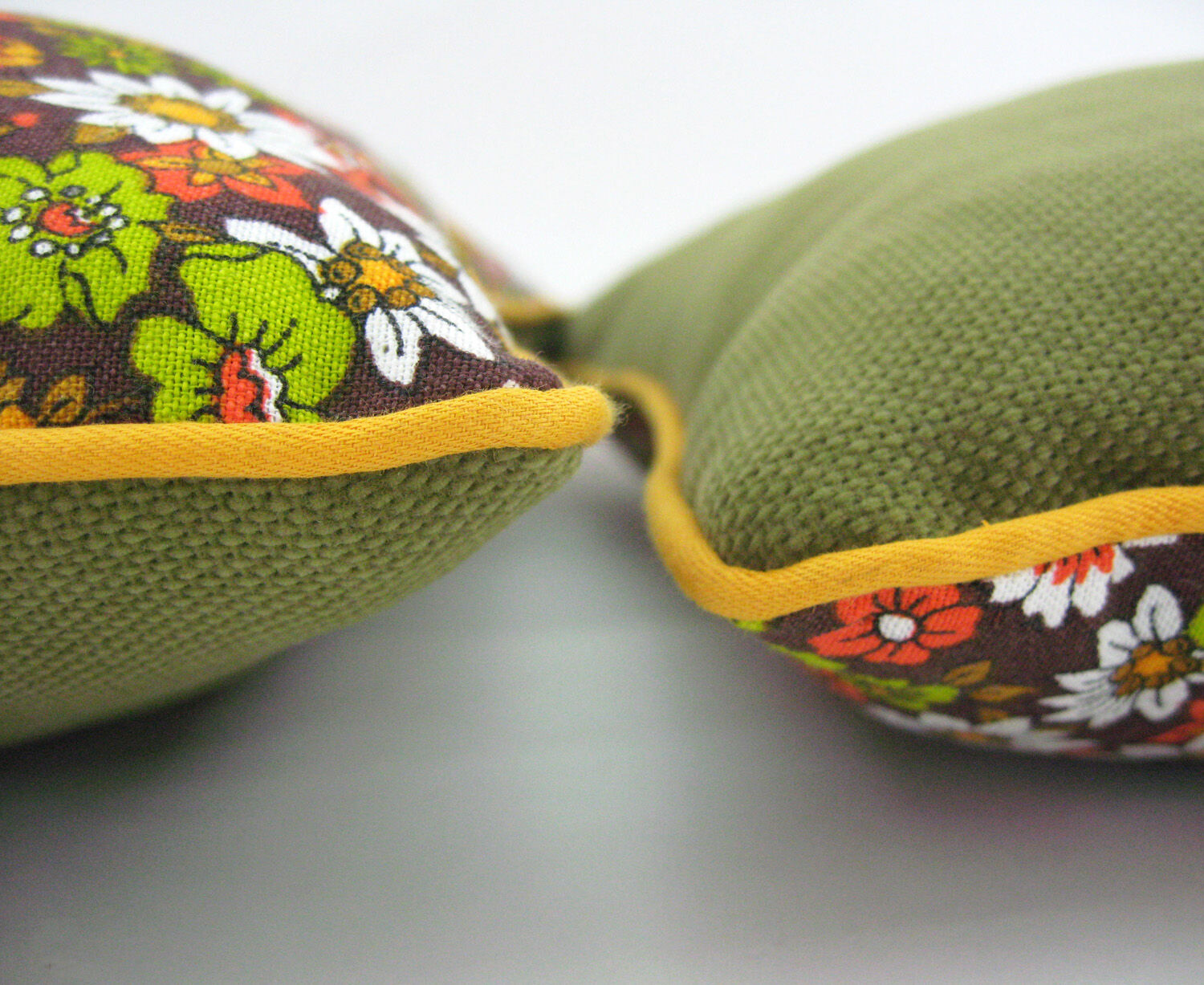 2 rectangular cushions piped in cotton canvas - décor small flowers - vintage 70s