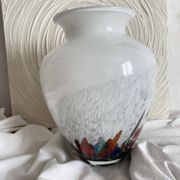 Grand vase en verre soufflé à inclusions polychromes style Murano