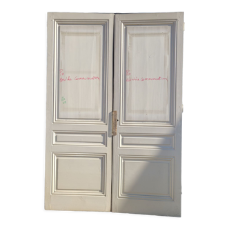Double communication door with its lock
