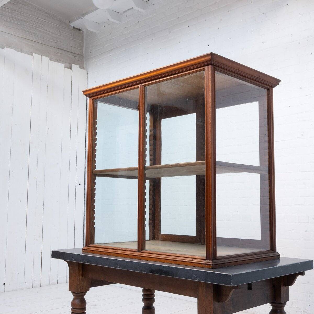 Vitrine de magasin d'antiquités, 1920