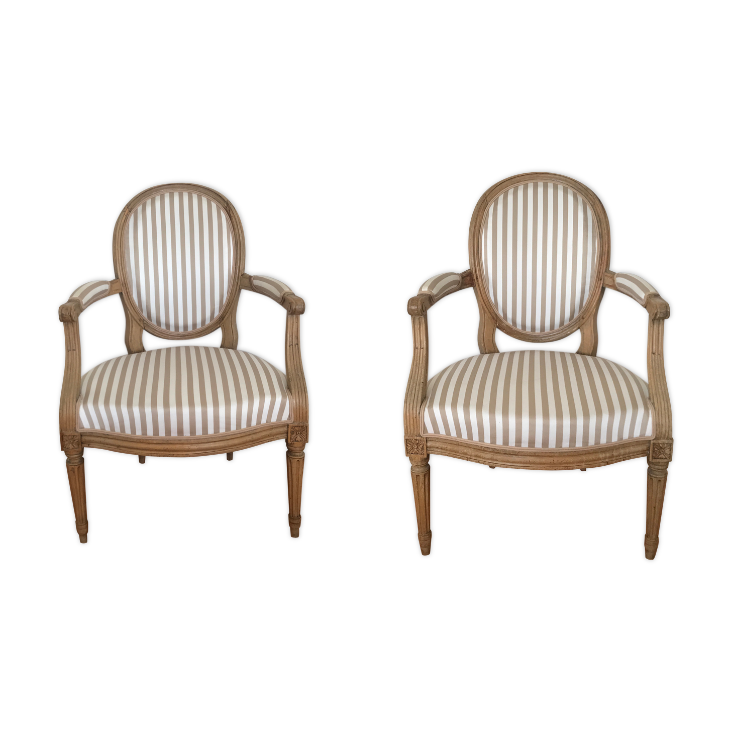 Paire de fauteuils à médaillon époque Louis XVI