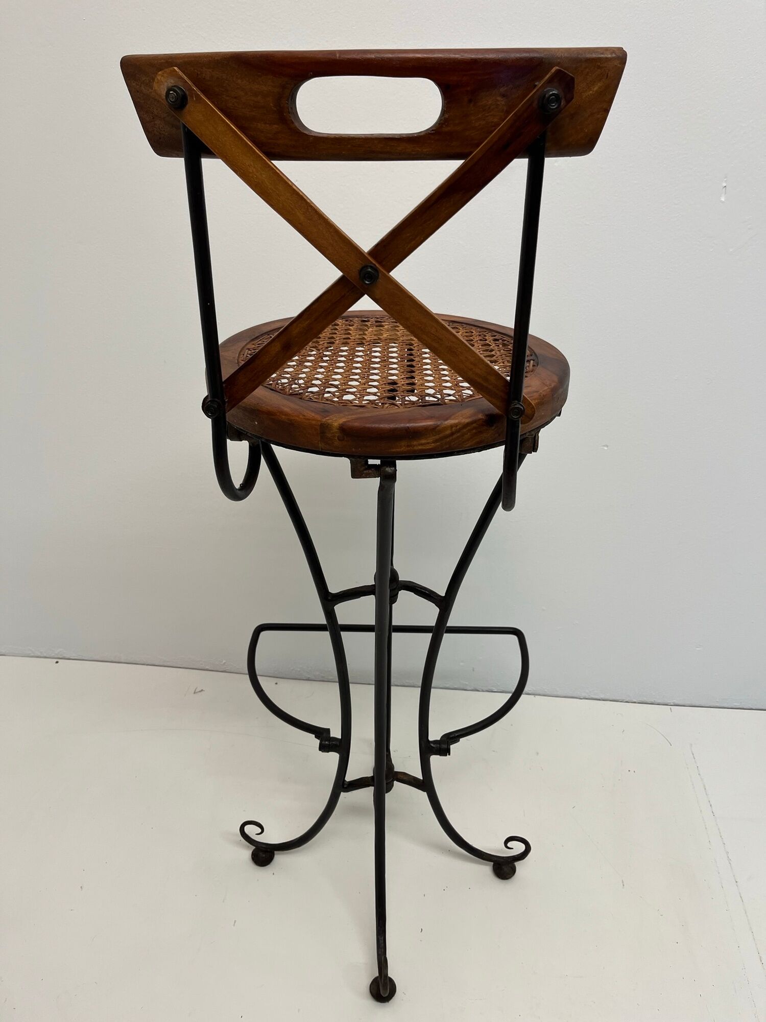 Paire de tabourets de bar vintage en bois et fer forgé avec assises cannées