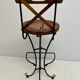 Paire de tabourets de bar vintage en bois et fer forgé avec assises cannées