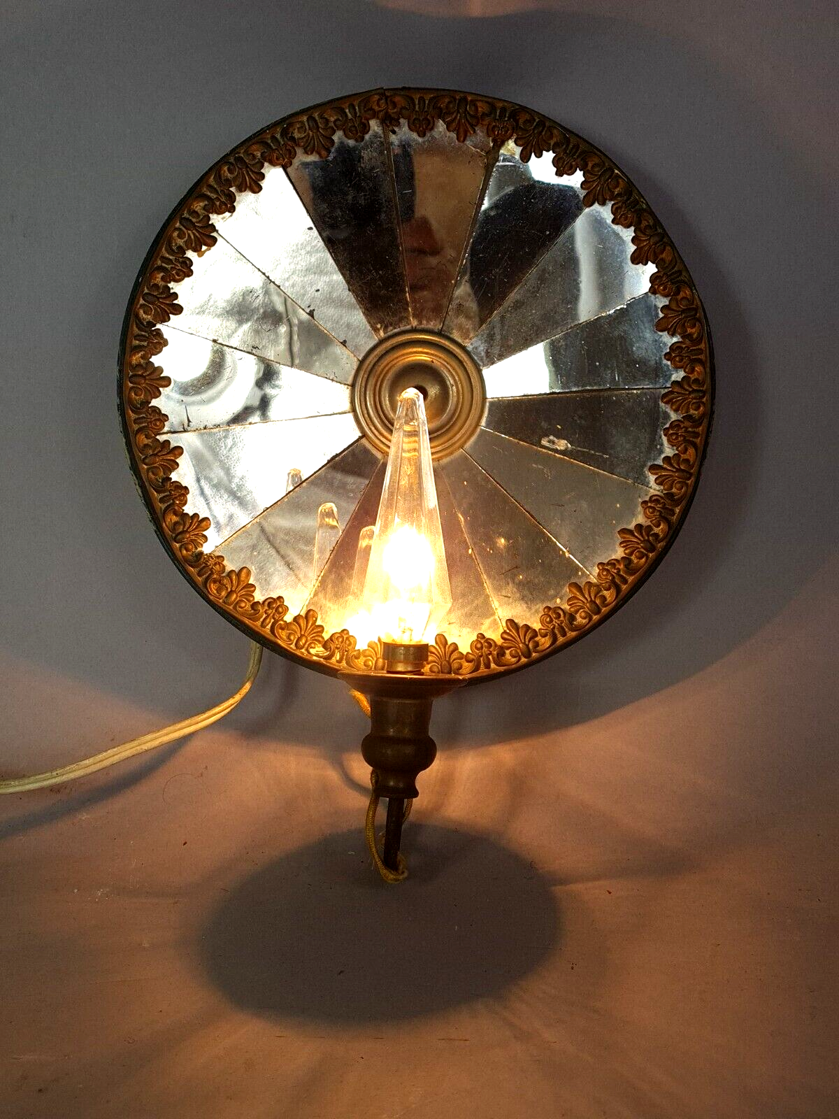 Old wall lamp with reflective mirrors SB185
