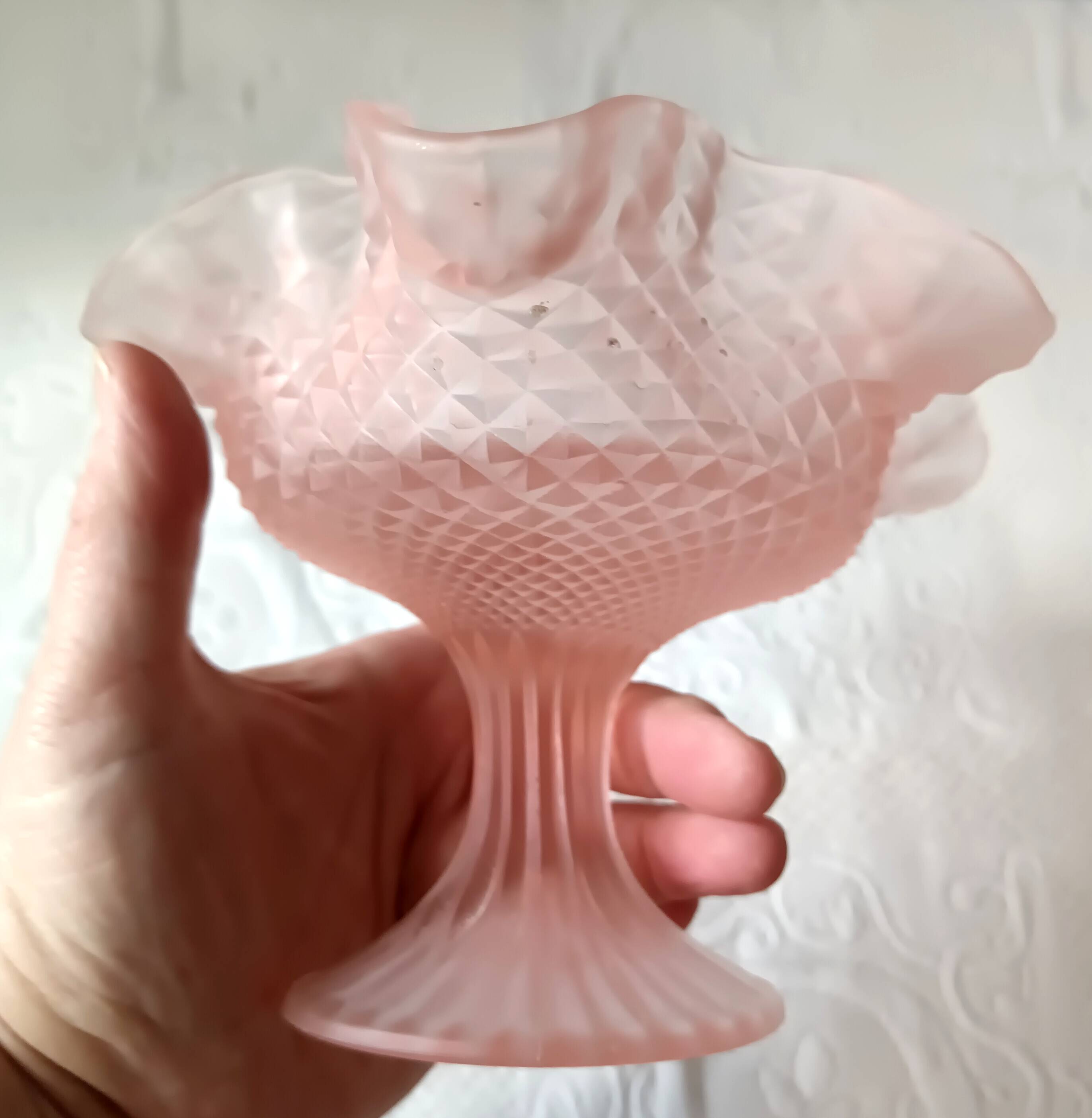 Small pink glass bowl on shabby foot, empty pocket