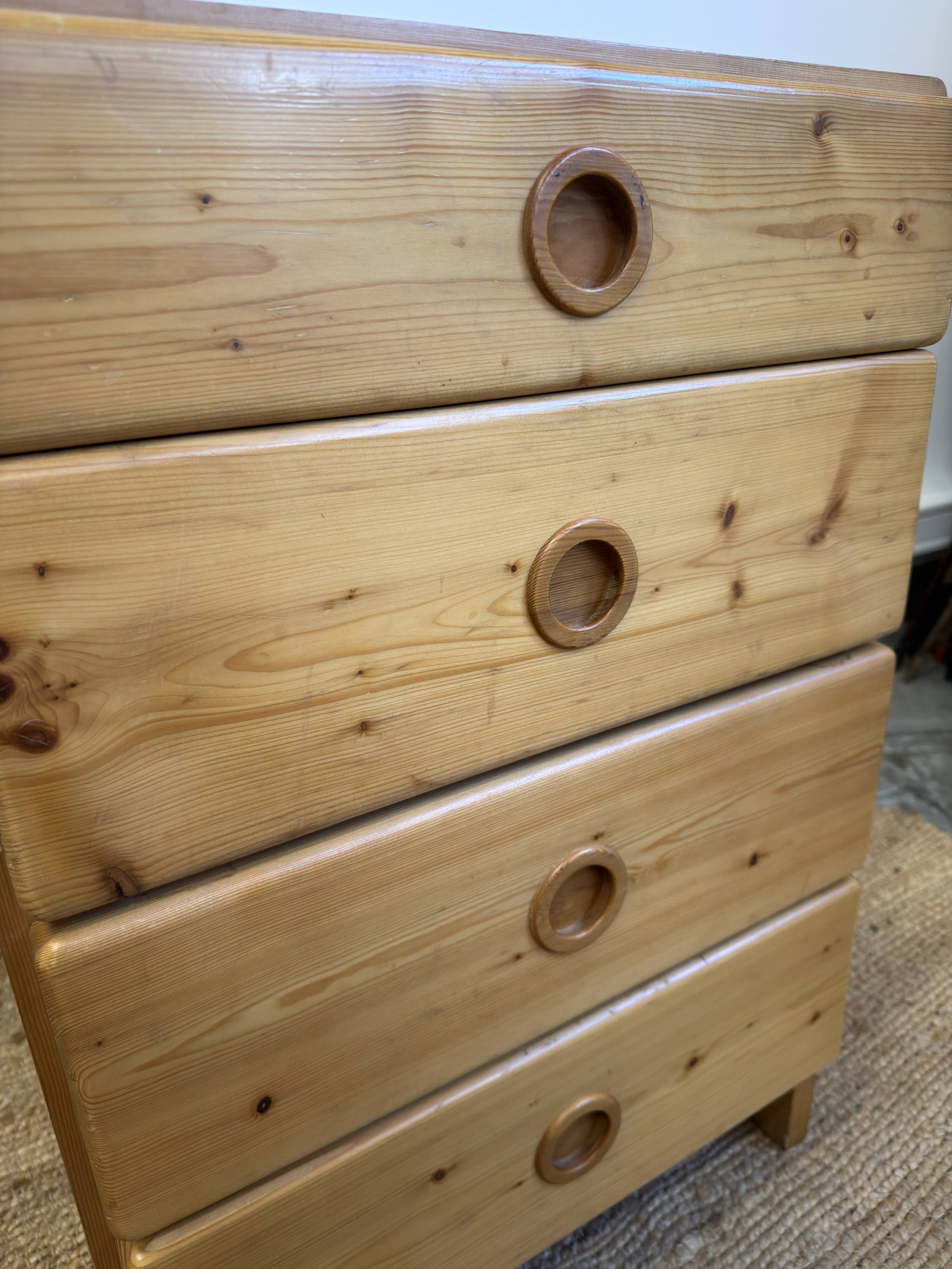 Commode Charlotte Perriand "Les Arcs" en pin massif – 4 tiroirs – Années 19