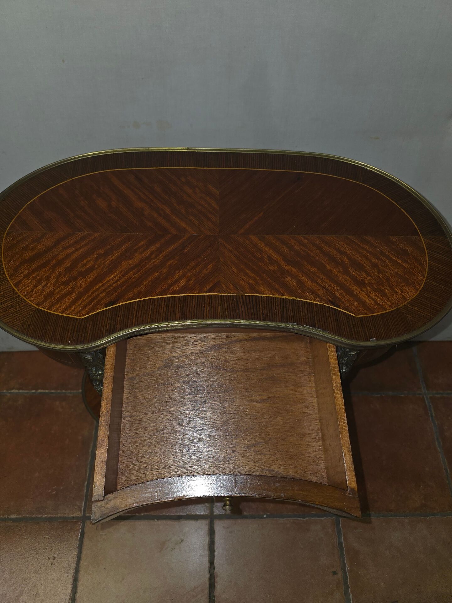 Kidney-shaped side table in Louis XVI style with marquetry.
