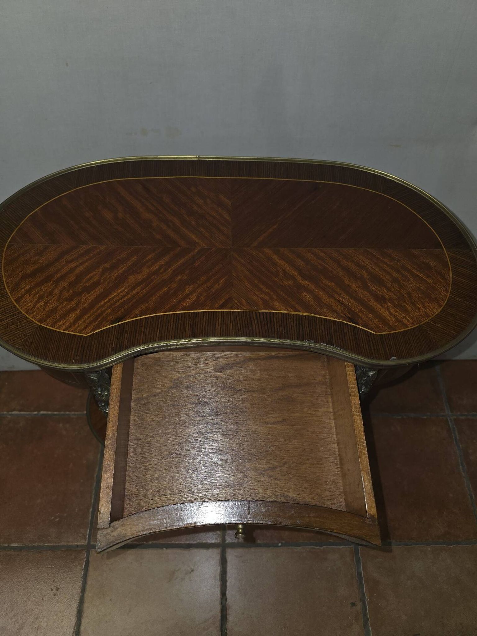 Table d'appoint rognon style Louis XVI en marqueterie
