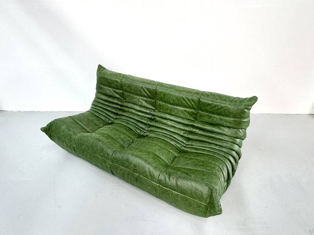 Canapé Togo en cuir vert attribué à Michel Ducaroy pour Ligne Roset.