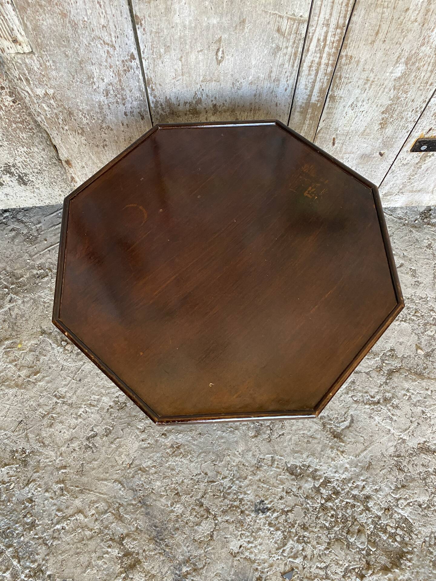 Chevet ancien, table basse octogonale en bois pieds tournés