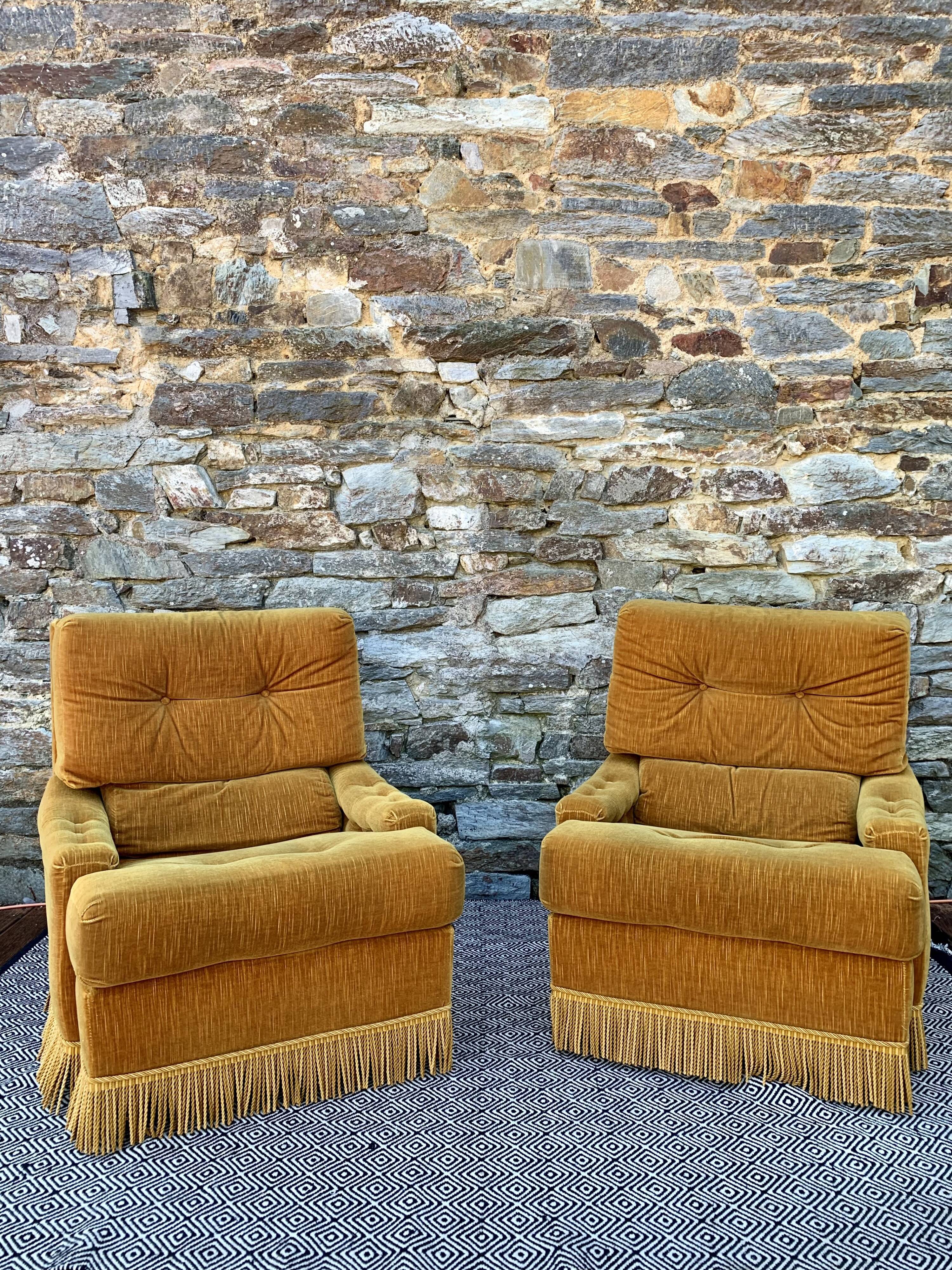 Paire de fauteuils crapauds doré en velours