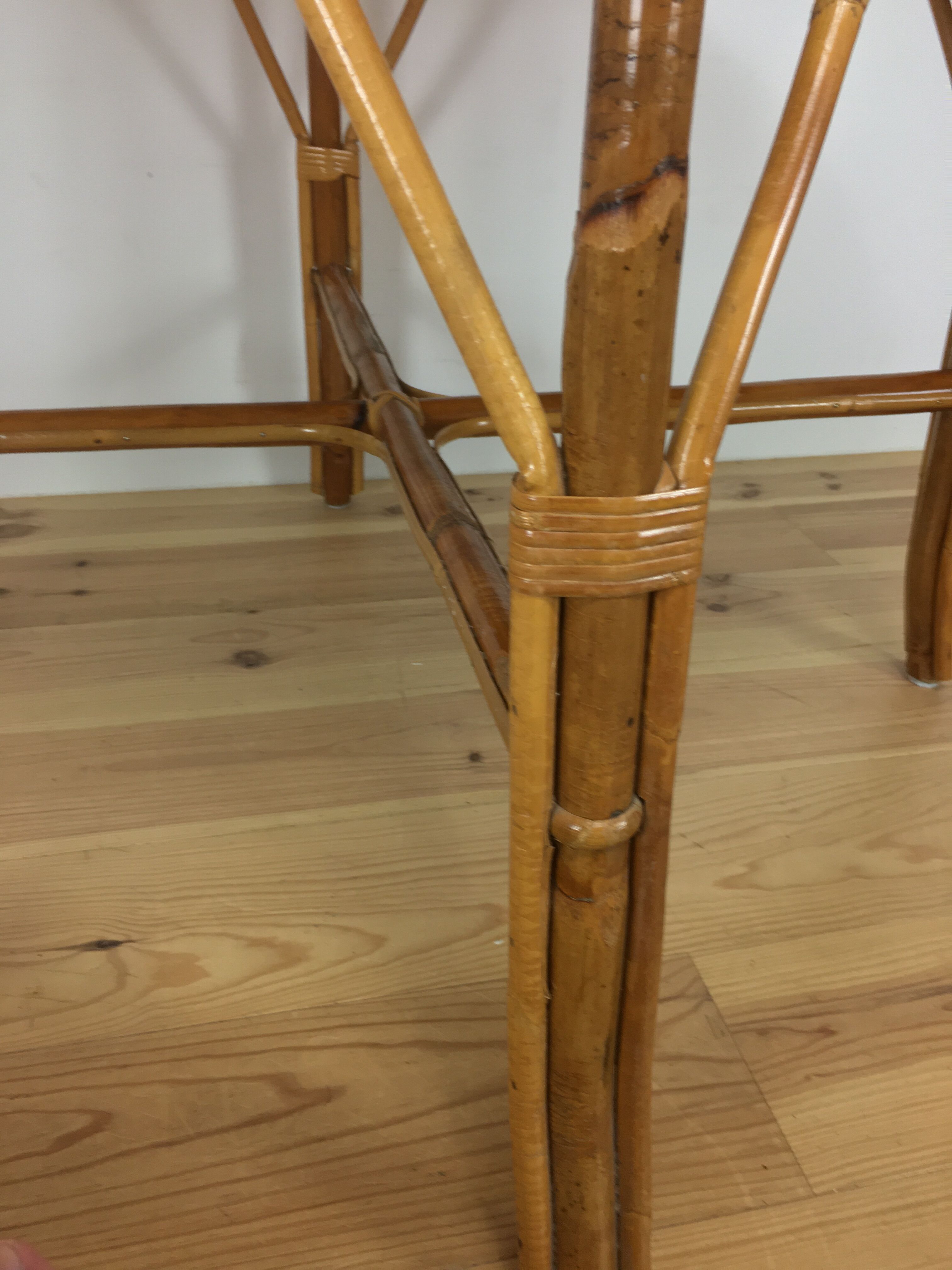 Round dining table 4 people rattan