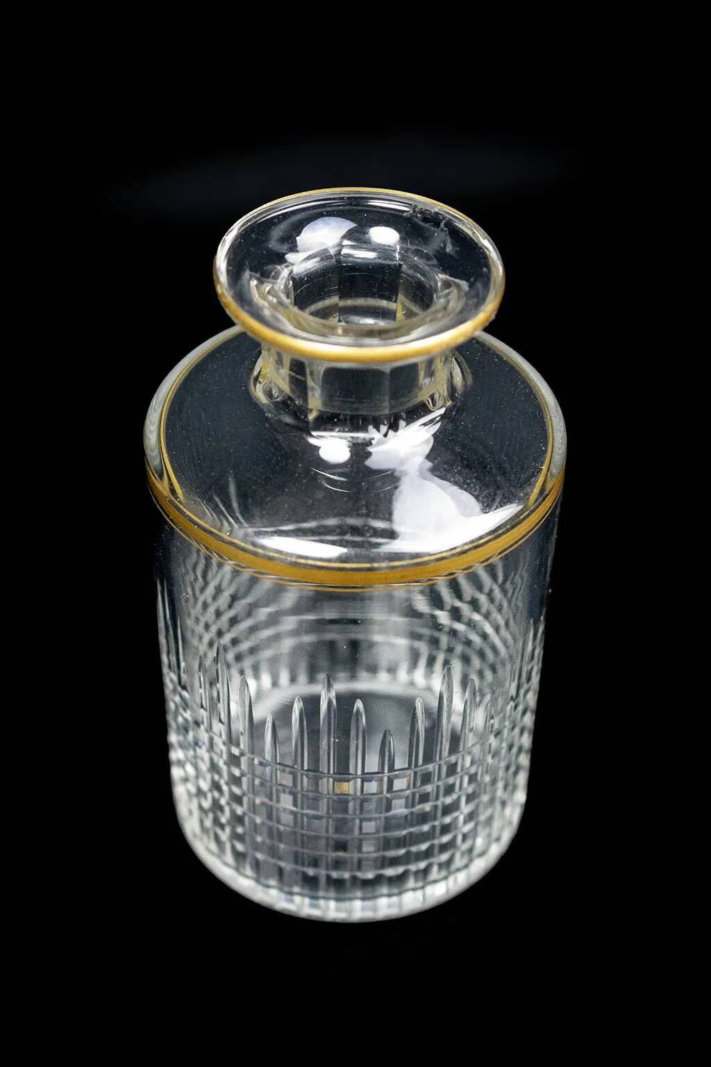 Flacon Baccarat modèle Nancy, cristal taillé et liseré doré, avant 1936