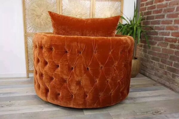Fauteuil pivotant et capitonné en velours
