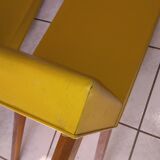Paire de chaises jaunes skaï jaune années 60
