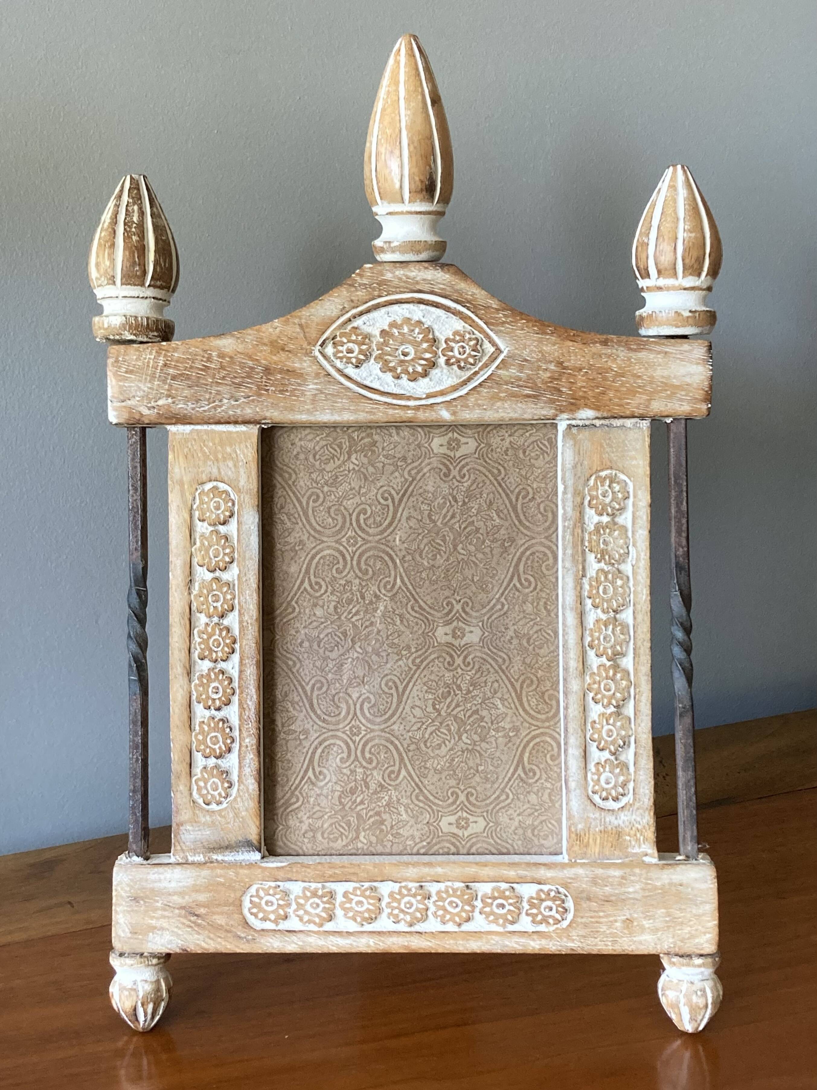 Beautiful Indian frame with wooden pediment carved in flat flowers and ceruse