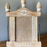 Beautiful Indian frame with wooden pediment carved in flat flowers and ceruse