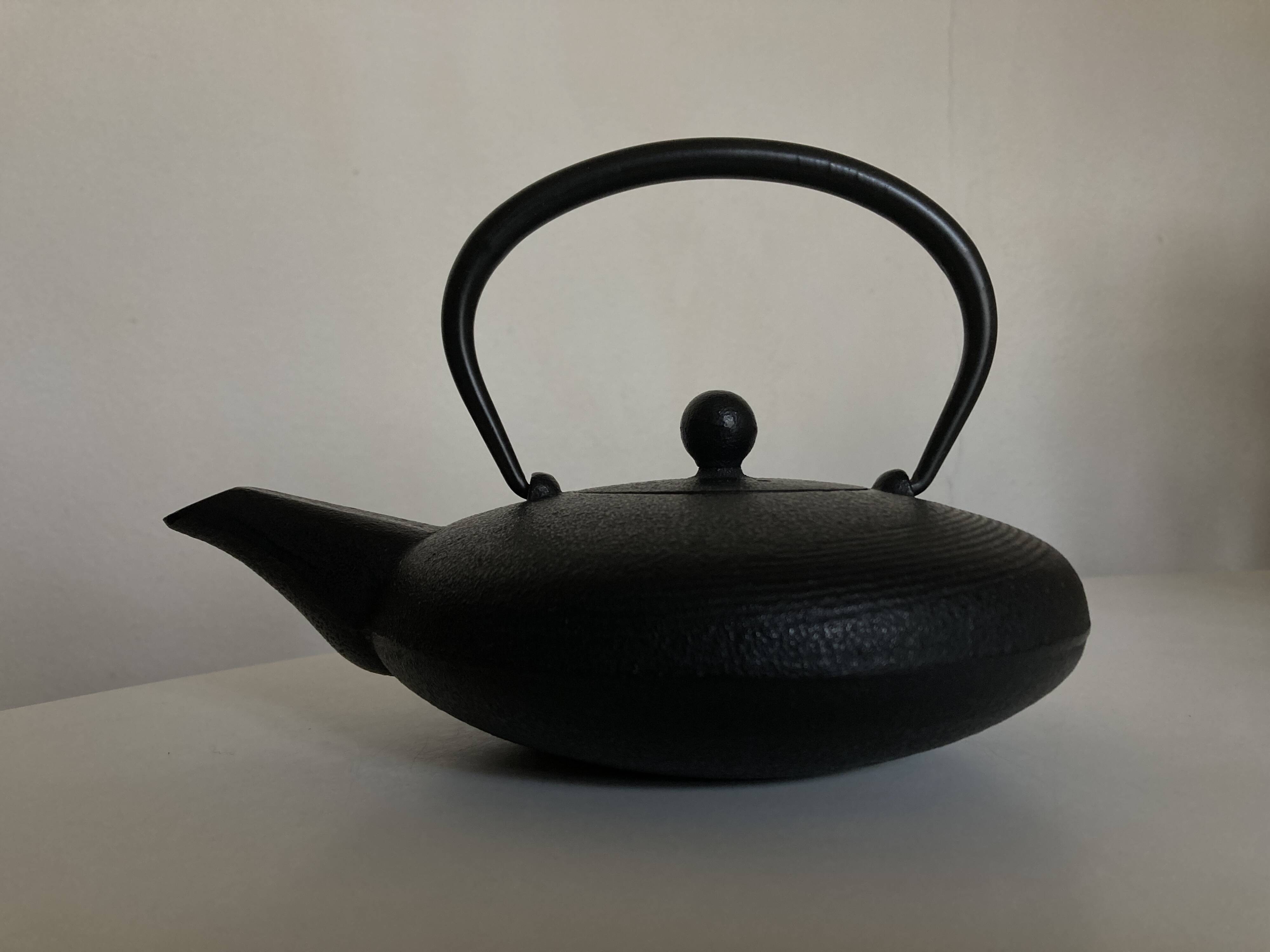 Théière ancienne en fonte japonaise Iwachu  0,5L noire