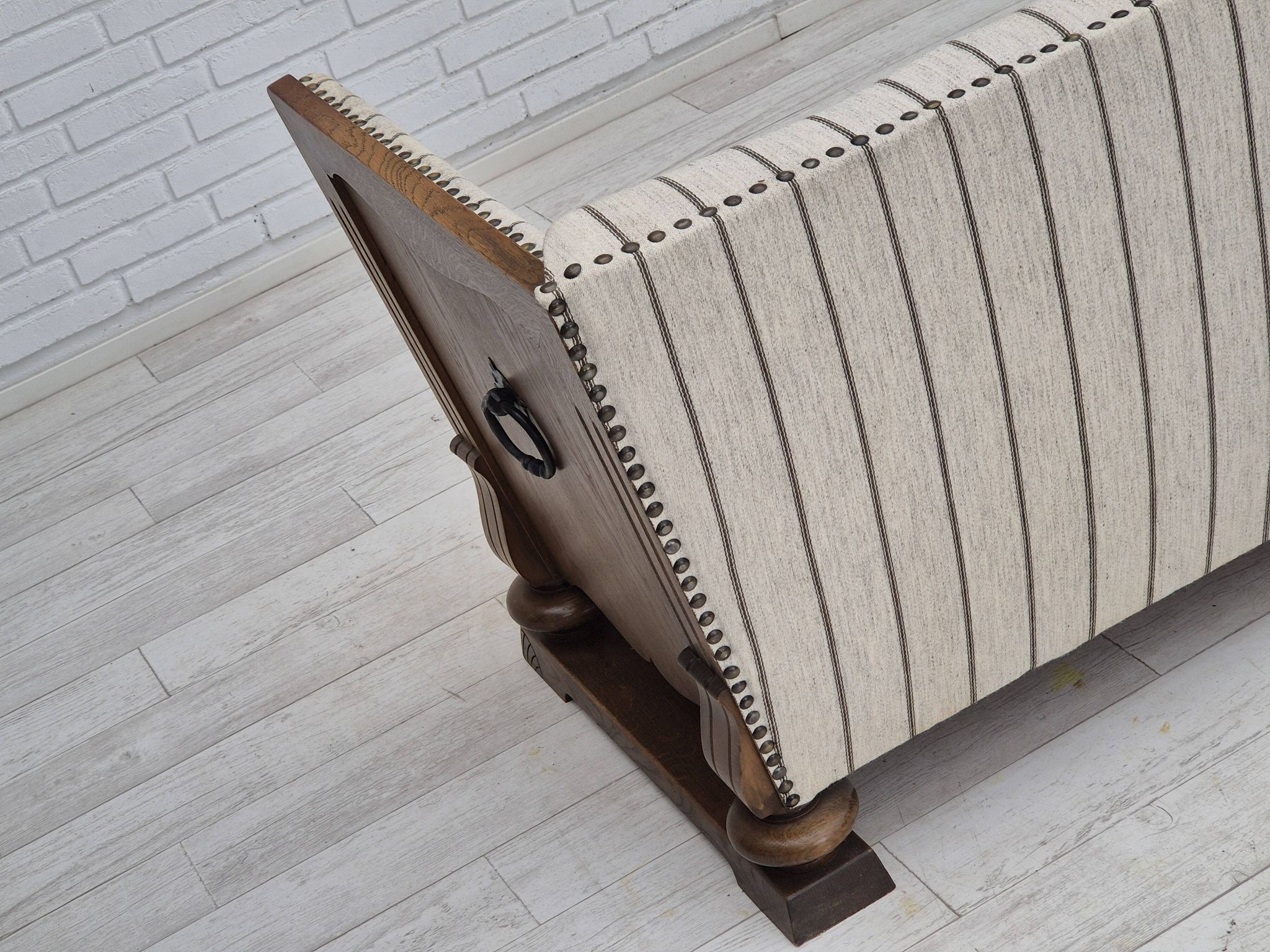 Années 1950, design scandinave, fauteuil retapissé, tissu blanc/gris clair, bois de chêne.