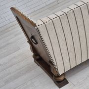 Années 1950, design scandinave, fauteuil retapissé, tissu blanc/gris clair, bois de chêne.