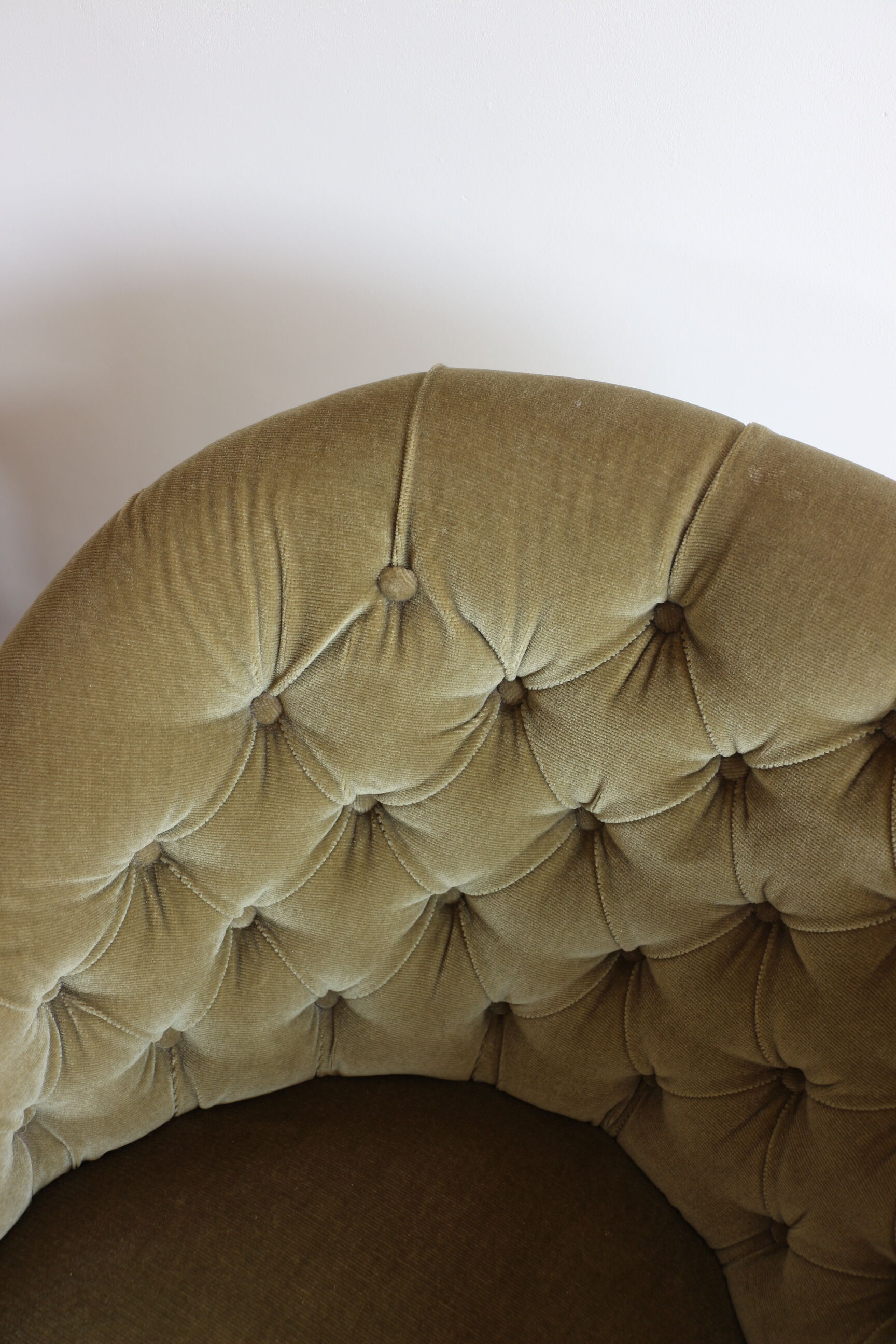 Paire de fauteuils crapauds et leur pouf vert