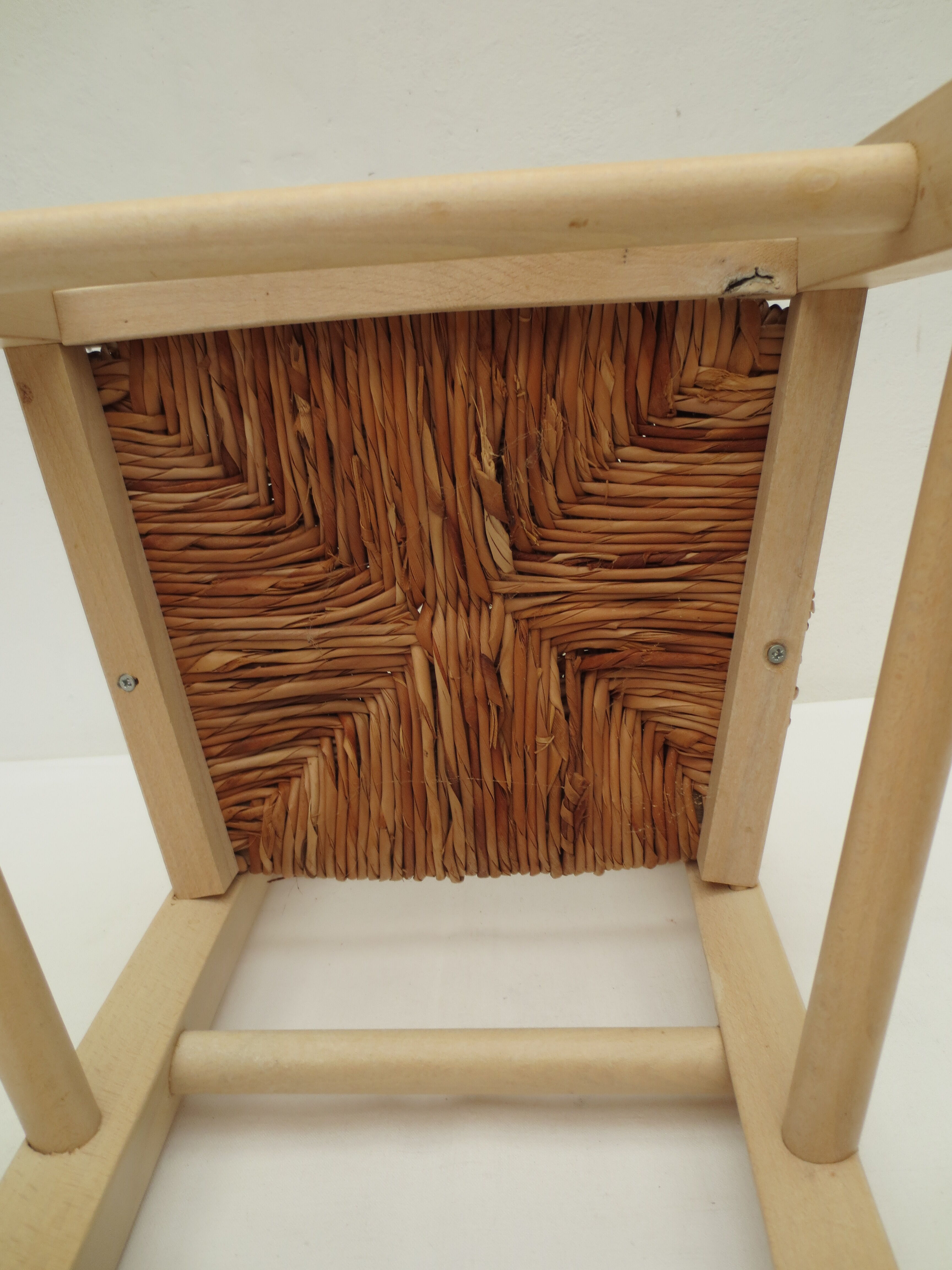 Children's chair of greige color in wood and straw