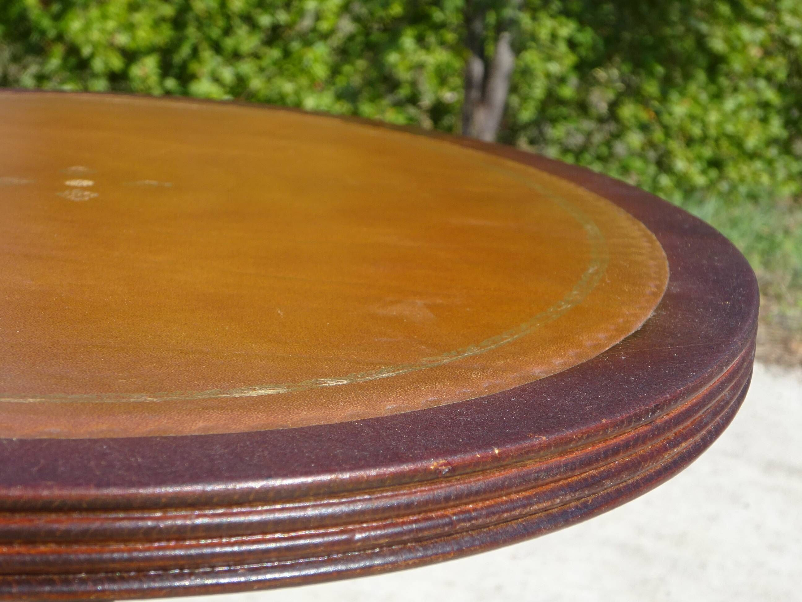 Small side table with an oval top in English style.