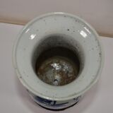 Vase maillet en porcelaine à décor bleu et blanc de phénix sur un rocher.