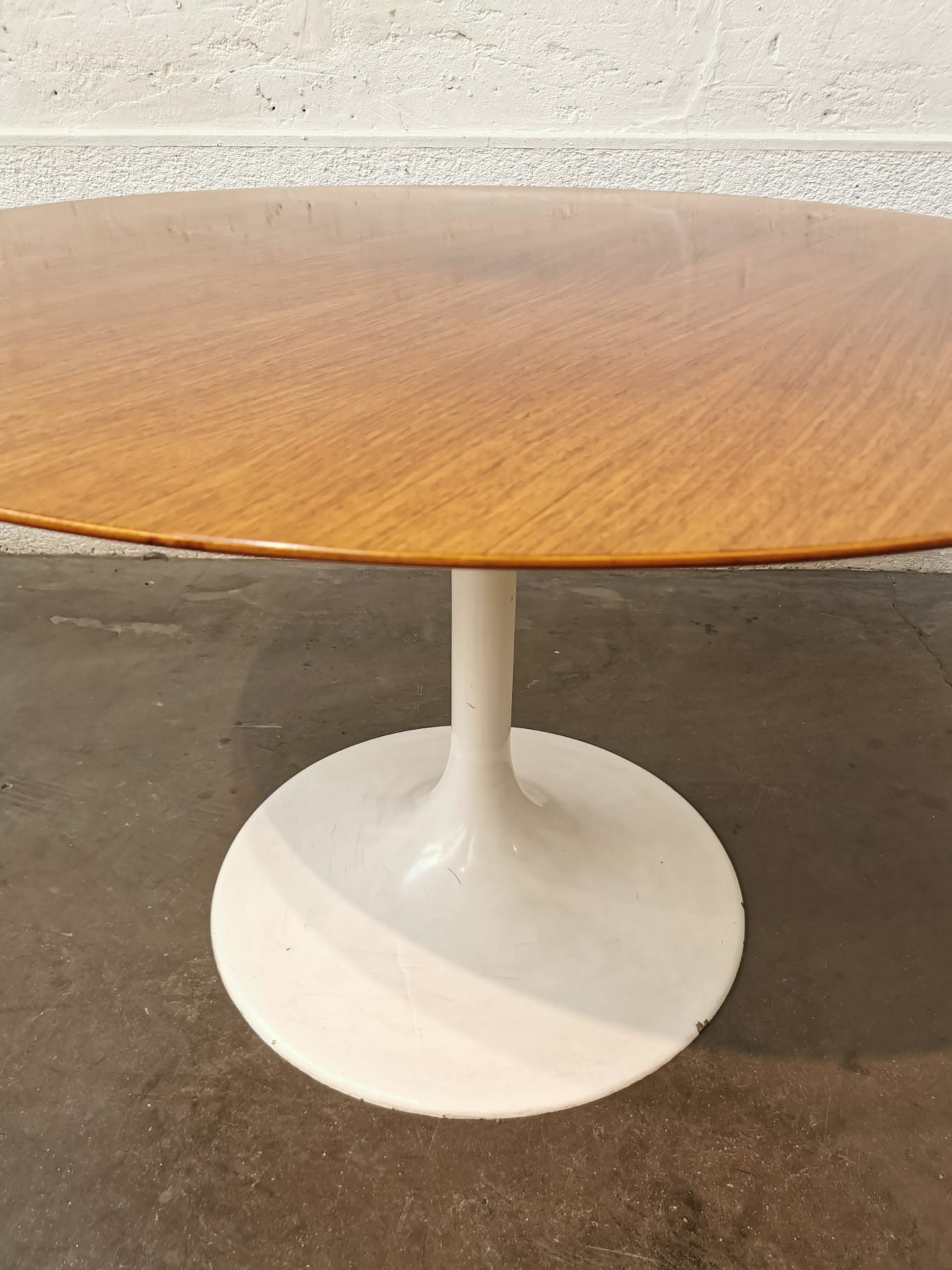 Round table tulip foot