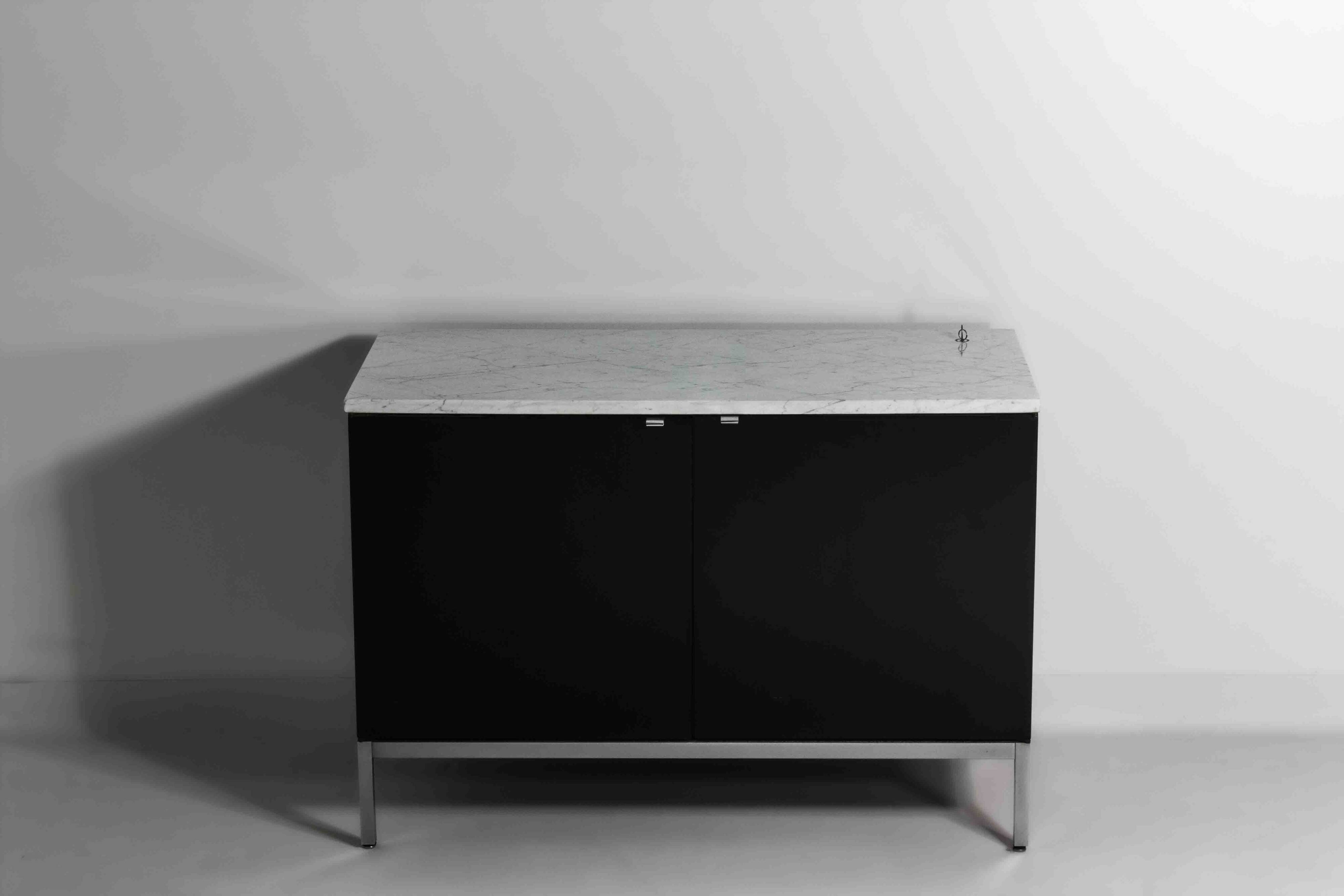 Meuble d'appoint exécutif à 2 portes par Florence Knoll, années 1970