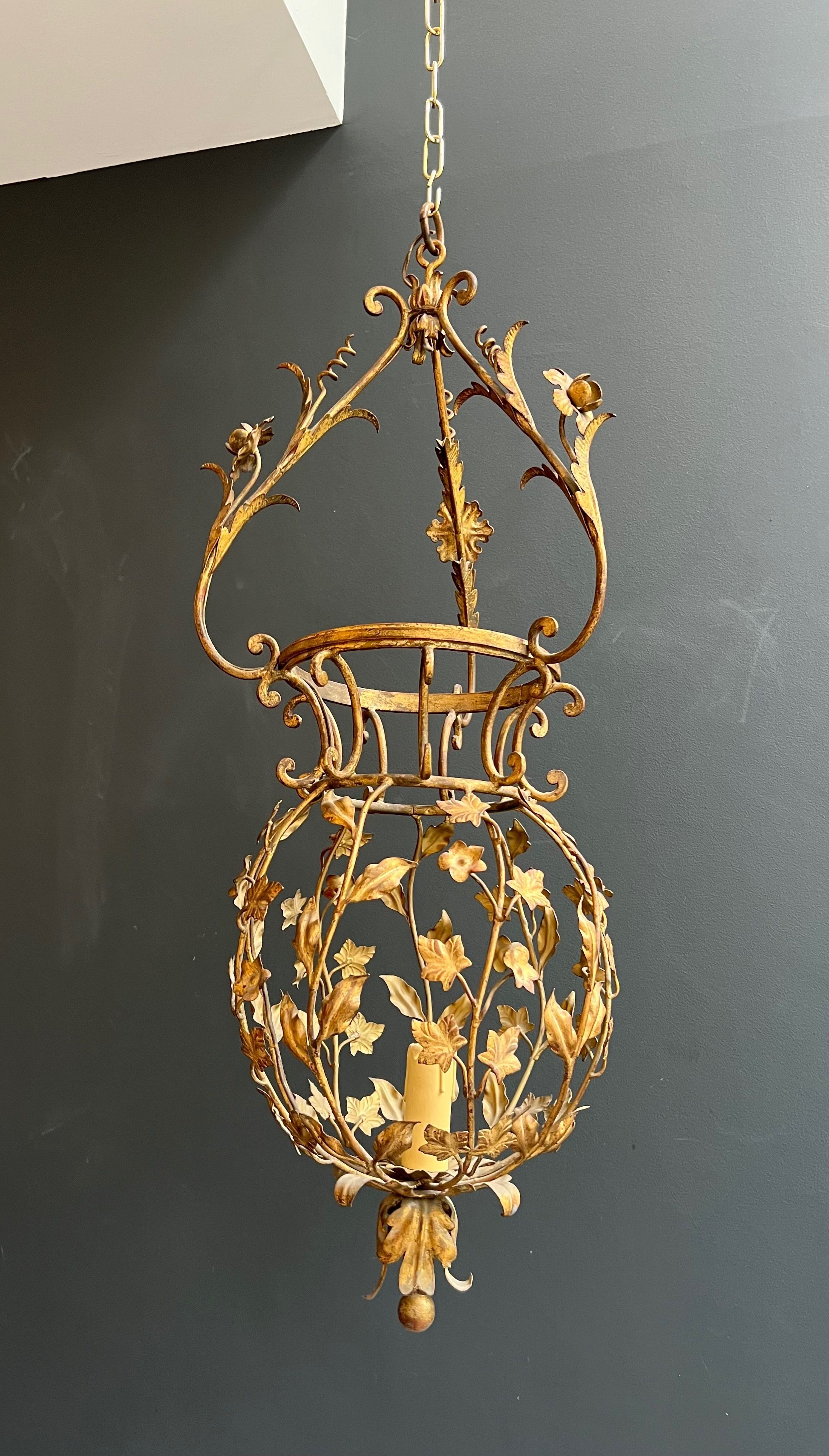 Important golden iron lantern with foliage decorations from the Baguès house.