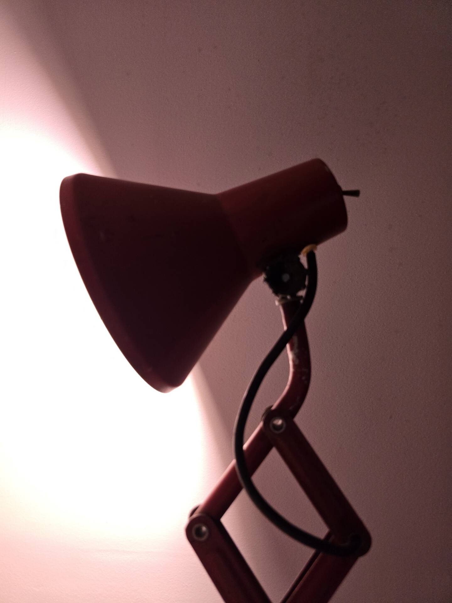 Lampe de bureau/du mur à bras articulé industriel rouge – Lampe de travail en métal réglable