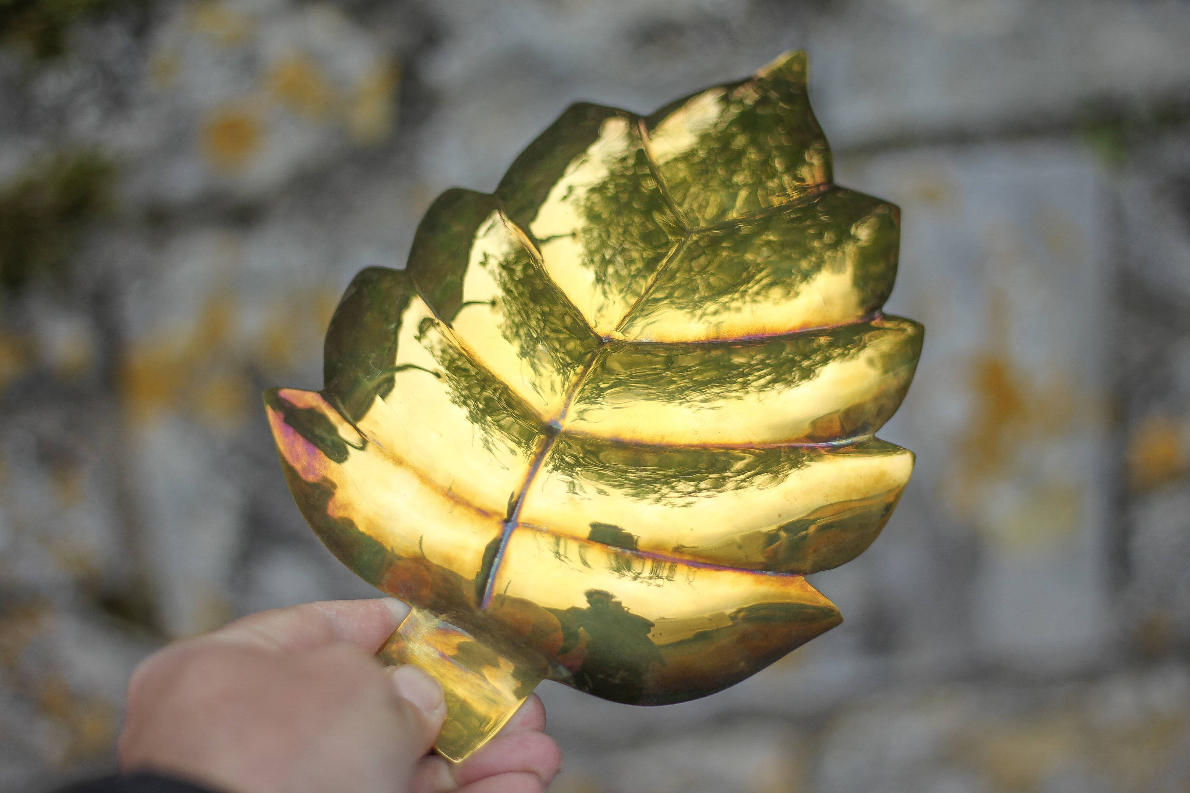 Pair of vintage leaf-shaped pockets, brass leaf cup