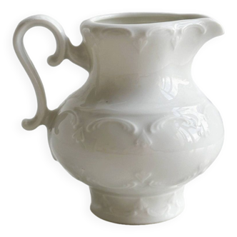 Porcelain gravy boat.