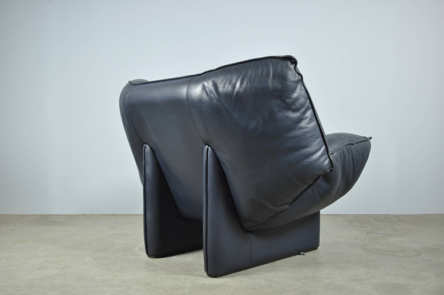 Leolux / vintage "tango" armchair in blue leather / jan armgardt / 1980s netherlands