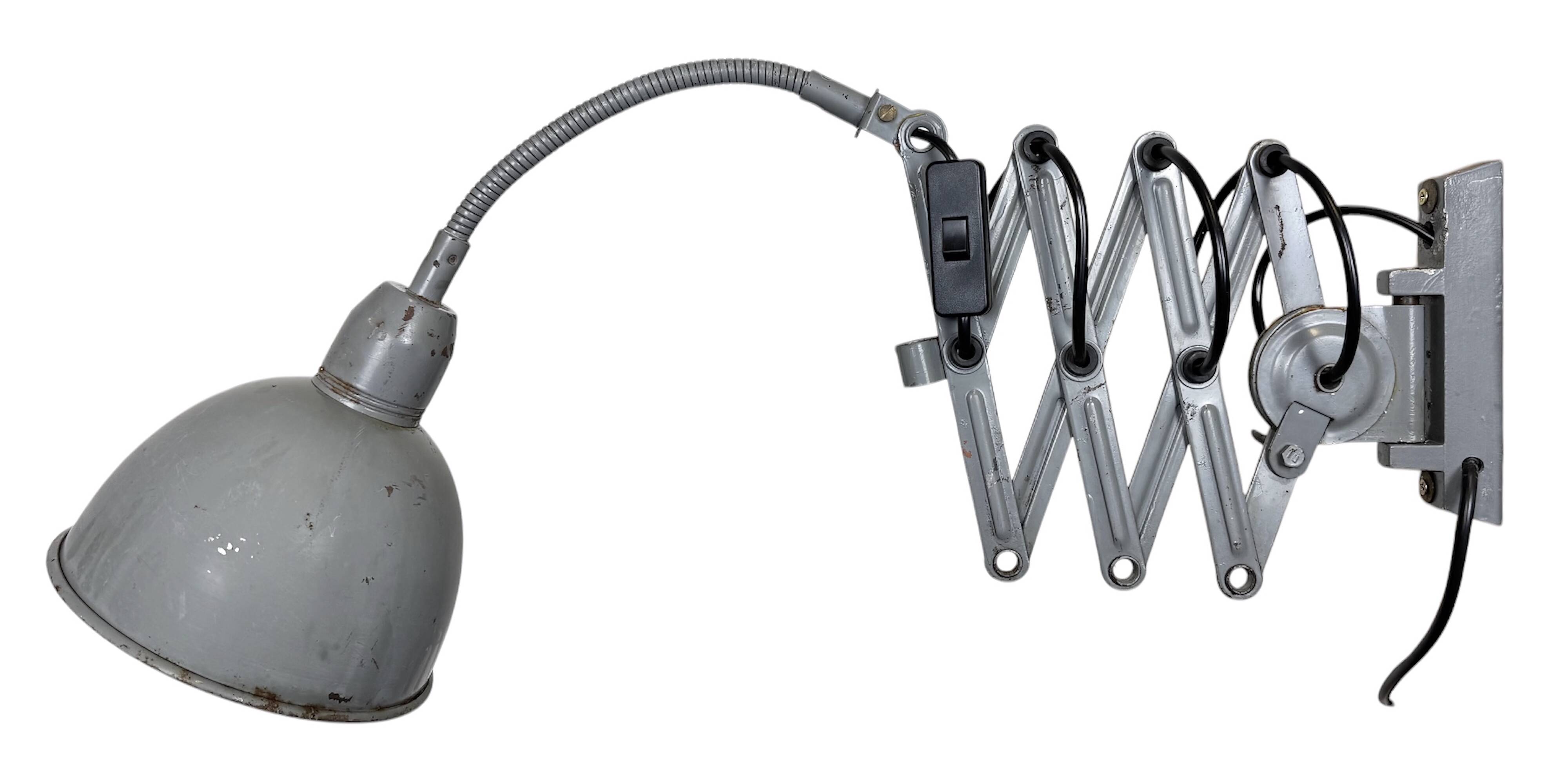 Applique murale industrielle grise en forme de ciseaux, Elektroinstala, années 1960